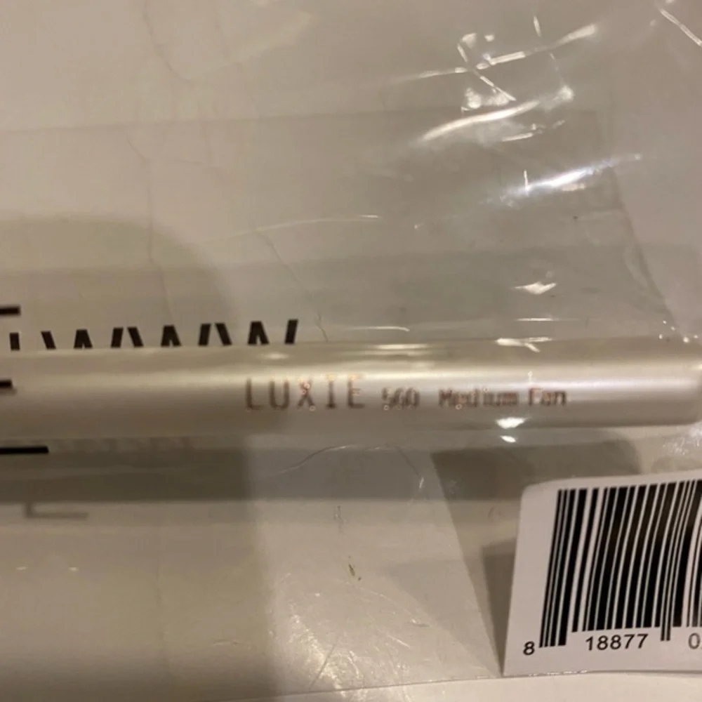 LUXIE 560 MEDIUM FAN BRUSH FLAWLESS BRAND NEW